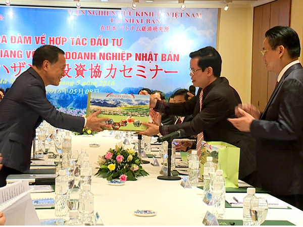 Bí thư Tỉnh ủy Triệu Tài Vinh tặng quà lưu niệm cho đoàn công tác của các doanh nghiệp Nhật Bản tại buổi Tọa đàm.