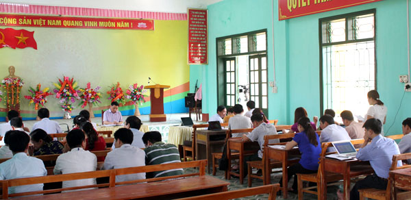 Phó Chủ tịch UBND tỉnh Nguyễn Minh Tiến nghe cán bộ xã Đồng Yên báo cáo tình hình của xã.