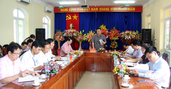 Chủ tịch UBND tỉnh Nguyễn Văn Sơn phát biểu kết luận buổi làm việc với lãnh đạo phường Nguyễn Trãi. 