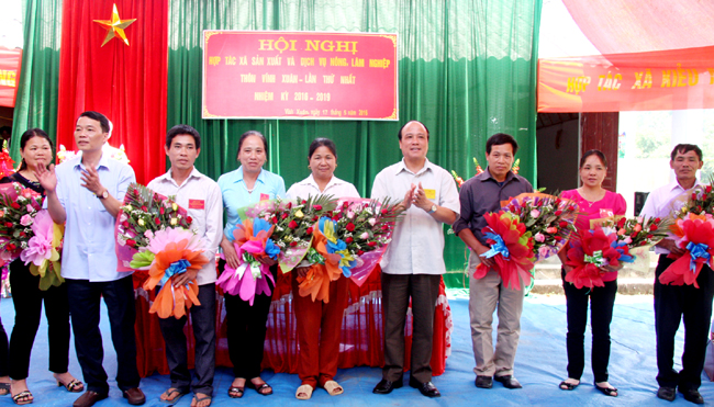 Đồng chí Lê Quang Minh và lãnh đạo huyện Bắc Quang chụp ảnh với HĐQT HTX Vĩnh Xuân nhân dịp các đồng chí được bầu vào HĐQT.