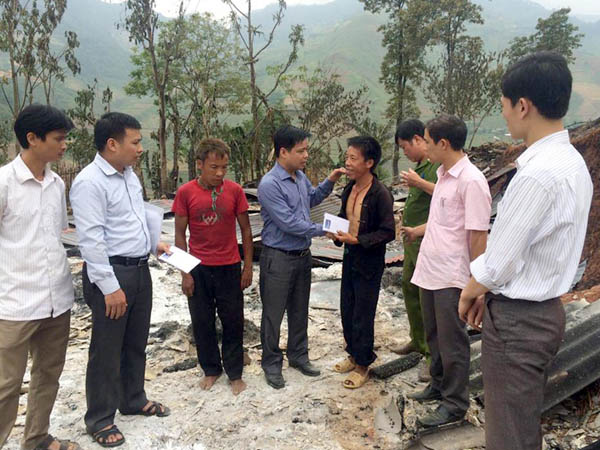 Đồng chí Ma Quốc Chưởng, Phó chủ tịch UBND huyện Mèo Vạc trao tiền hỗ trợ và động viên 2 gia đình bị nạn