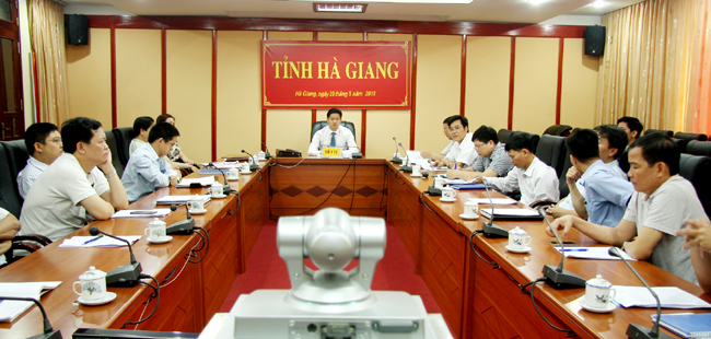Đồng chí Nguyễn Mạnh Hà, Ủy viên BCH Đảng bộ tỉnh, Phó Giám đốc Sở Y tế tỉnh chủ trì hội nghị trực truyến tại điểm cầu tỉnh Hà Giang.