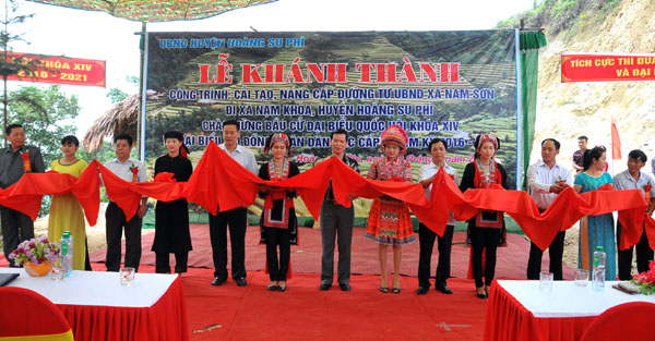 Các đồng chí lãnh đạo tỉnh, huyện cùng các sở, ngành cắt băng khánh thành tuyến đường giao thông Nam Sơn - Nậm Khòa (Hoàng Su Phì).