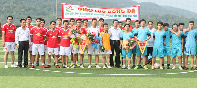 Cầu thủ hai đội và lãnh đạo 2 đơn vị chụp ảnh lưu niệm trước trận đấu.