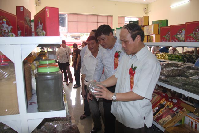 Đồng chí Lê Quang Minh thăm Trung tâm giới thiệu sản phẩm nông lâm sản huyện Vị Xuyên.