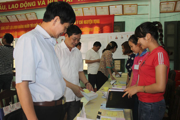 Đồng chí Nguyễn Trung Tài, kiểm tra công tác bầu cử tại xã Yên Cường.