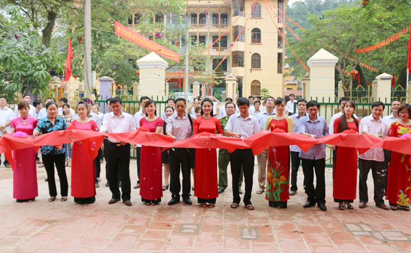 Các đại biểu cắt băng khánh thành Trung tâm hành chính công huyện Bắc Mê.