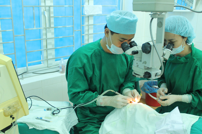 Đội ngũ y, bác sỹ Bệnh viện Mắt Hà Giang mổ Đục thủy tinh thể cho bệnh nhân nghèo.