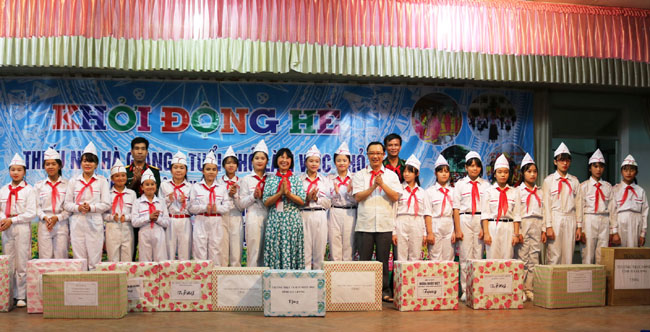 Đồng chí Thào Hồng Sơn, Phó Bí thư Thường trực Tỉnh ủy, Trưởng đoàn ĐBQH khóa XIII, đơn vị tỉnh Hà Giang và đại diện BCH Bộ đội Biên phòng tỉnh, BCH Quân Sự tỉnh, Công an tỉnh tặng quà cho các đoàn.