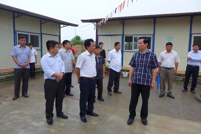Bí thư Tỉnh ủy Triệu Tài Vinh cùng lãnh đạo huyện Hoàng Su Phì kiểm tra về cơ sở vật chất của các trưởng Tiểu học và Mầm non của xã bản Phùng.