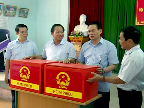 Chủ tịch UBND tỉnh Nguyễn Văn Sơn và các thành viên trong đoàn kiểm tra việc chuẩn bị hòm phiếu tại phường Trần Phú.