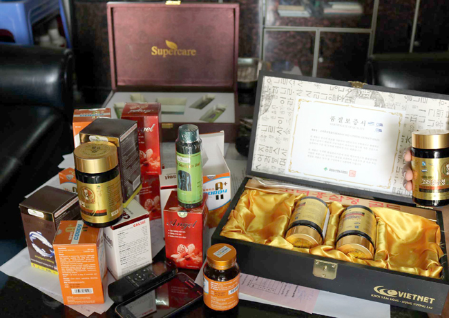 Những sản phẩm đa cấp được những người bán hàng của LMTDVN rêu rao là có công dụng vượt trội. (Trong ảnh: Một đống sản phẩm được một nạn nhân lấy về từ việc mua các mã hàng) .
