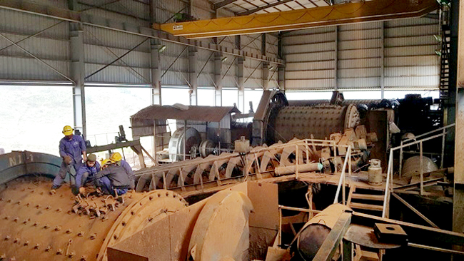 CNLĐ Công ty Cổ phần Đầu tư Khoáng sản An Thông trong giờ sản xuất.