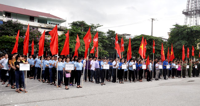 Khối các cơ quan đoàn thể, các LLVT tham gia mít tinh, diễu hành.