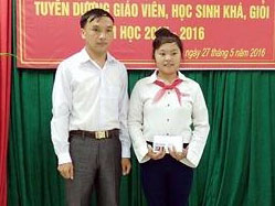 Em Sùng Thị Máy nhận phần thưởng của Hội Khuyến học xã tại Hội nghị Tuyên dương giáo viên, học sinh khá, giỏi năm học 2015-2016.