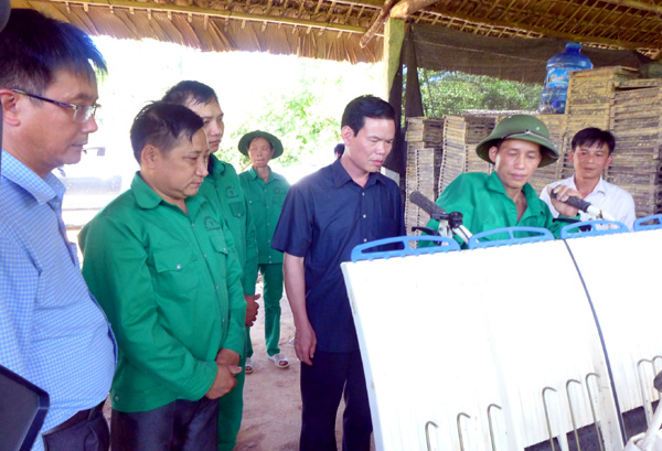Bí thư Tỉnh ủy Triệu Tài Vinh cùng đoàn công tác kiểm tra hoạt động của mô hình sản xuất mạ khay tại huyện Quang Bình.