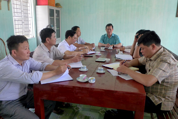 Bí thư Tỉnh ủy Triệu Tài Vinh làm việc với Ban Quản trị HTX dịch vụ Nông, lâm nghiệp thôn Chang, xã Việt Lâm (Vị Xuyên).