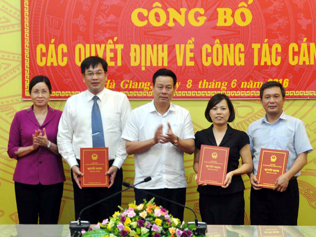 Chủ tịch UBND tỉnh Nguyễn Văn Sơn, Phó Chủ tịch UBND tỉnh Hà Thị Minh Hạnh trao Quyết định, chúc mừng các đồng chí được điều động, bổ nhiệm công tác mới.