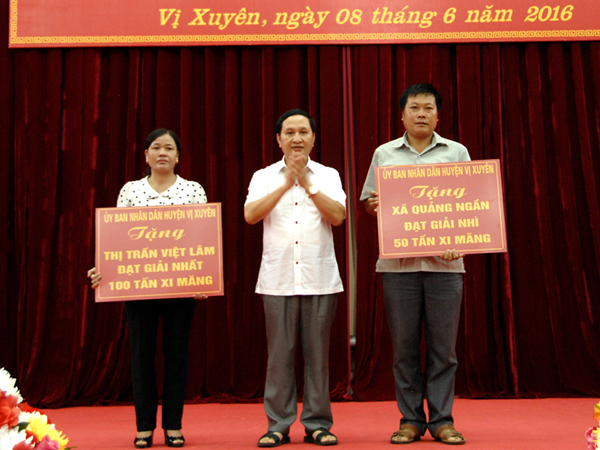 Đồng chí Vi Hữu Cầu trao giải Nhất, Nhì cho thị trấn nông trường Việt Lâm và xã Quảng Ngần.