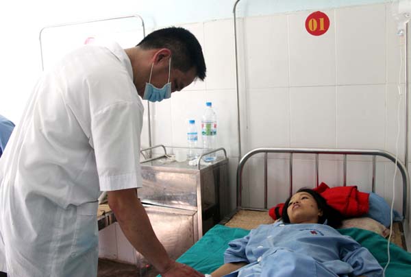 Chị Đình sau mổ được chăm sóc tại bệnh viện đa khoa huyện Bắc Mê.