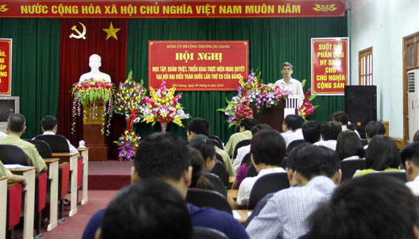 Lãnh đạo Đảng ủy khối các cơ quan tỉnh trình bày chuyên đề tại hội nghị.