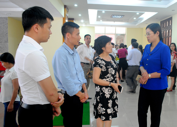 Phó Chủ tịch UBND tỉnh Hà Thị Minh Hạnh trao đổi với các doanh nghiệp XKLĐ bên lề hội nghị.