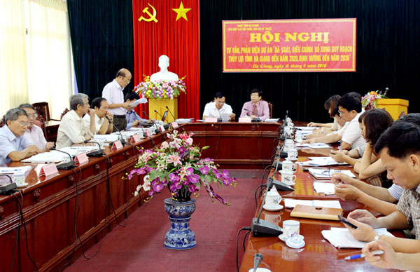 Các nhà khoa học, các đại biểu tham gia phản biện và đóng góp ý kiến đối với đơn vị thực hiện Dự án