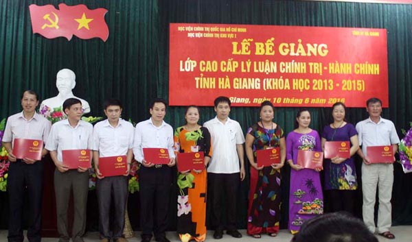 Tiến sĩ Đậu Tuấn Nam, Phó giám đốc Học viên Chính trị khu vực I trao bằng tốt nghiệp cho các học viên.