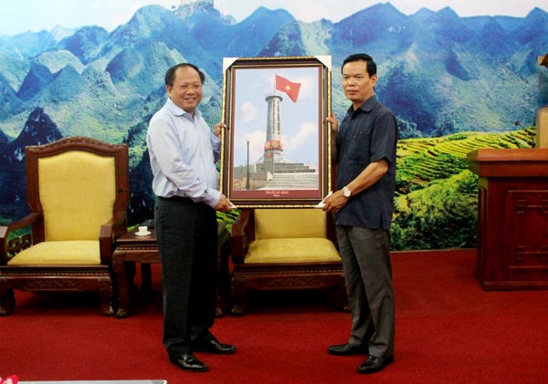 Đồng chí Triệu Tài Vinh tặng bức tranh Cột cờ Lũng Cú cho đồng chí Tất Thành Cang.