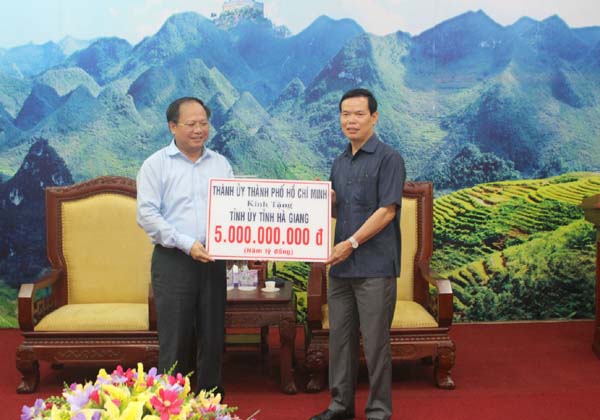 Đồng chí Tất Thành Cang trao tặng số tiền 5 tỷ đồng cho tỉnh Hà Giang.