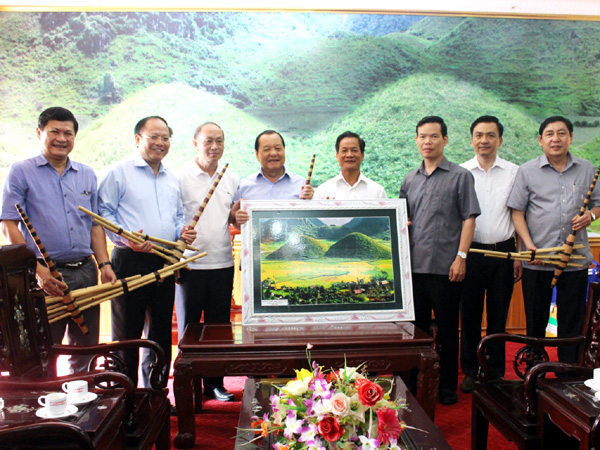 Lãnh đạo huyện Quản Bạ tặng quà cho đoàn công tác.