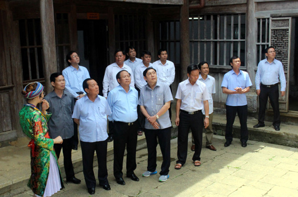 Đoàn công tác thăm quan Dinh thự nhà Vương (Đồng Văn).