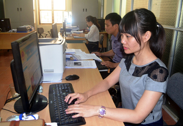 Cán bộ Phòng Quản lý thông tin (Sở TT&TT) cập nhật nội dung hội nhập ASEAN lên Cổng thông tin điện tử của tỉnh.