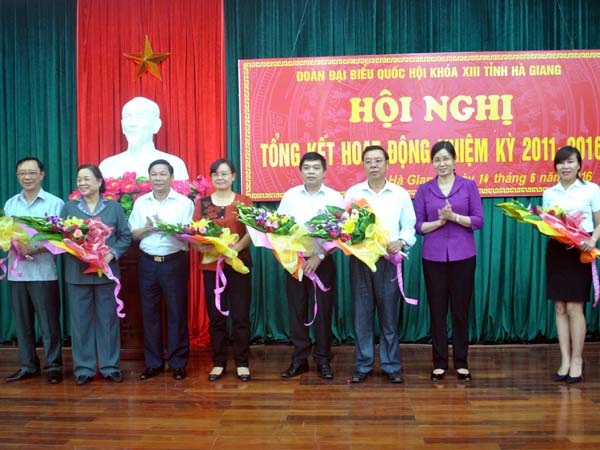 Các đồng chí lãnh đạo tỉnh tặng hoa cho các ĐBQH khóa XIII tỉnh Hà Giang.