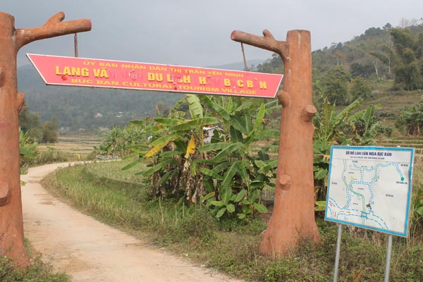 Cổng chính dẫn vào Làng văn hóa với tấm biển bị mất chữ gây ấn tượng không tốt trong mắt du khách.
