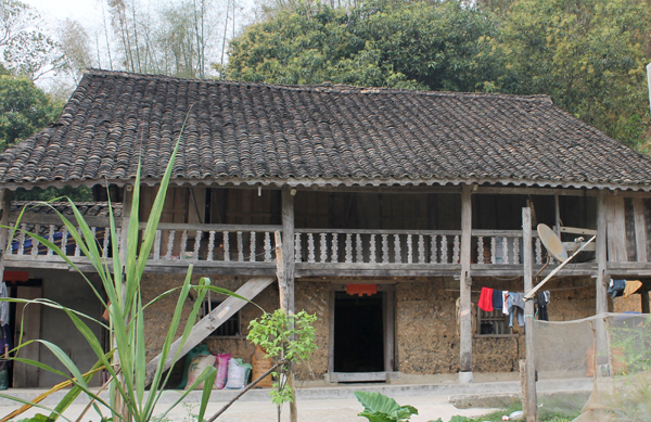Thôn Bục Bản có nhiều ngôi nhà trình trường cổ kính mang đậm nét văn hóa của đồng bào dân tộc thiểu số vùng cao có thể níu chân du khách.