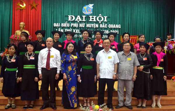 Các đồng chí lãnh đạo tỉnh, huyện Bắc Quang chụp ảnh lưu niệm với cán bộ, hội viên Hội LHPN huyện Bắc Quang.