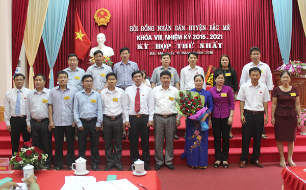 Đồng chí Chúng Thị Chiên, Ủy viên BTV Tỉnh ủy, Phó Chủ tịch HĐND tỉnh tặng hoa chúc mừng các chức danh chủ chốt trong HĐND và UBND huyện nhiệm kỳ mới.