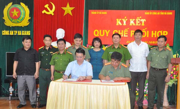 Bí thư Thành ủy Trần Mạnh Lợi và Giám đốc Công an tỉnh Hầu Văn Lý ký kết Quy chế phối hợp.