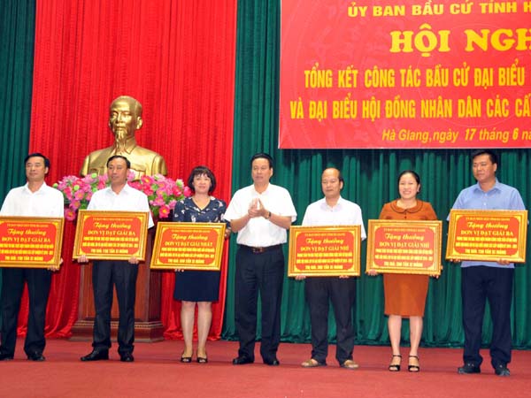 Chủ tịch UBND tỉnh - Chủ tịch UBBC của tỉnh Nguyễn Văn Sơn đã trao giải Nhất cho thành phố Hà Giang; giải Nhì cho huyện Bắc Mê, Đồng Văn; giải Ba cho huyện Xín Mần, Quang Bình và Mèo Vạc.