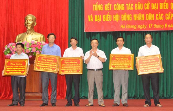 Phó Bí thư Thường trực Tỉnh ủy Thào Hồng Sơn trao giải Khuyến khích cho các huyện Bắc Quang, Yên Minh, Vị Xuyên, Quản Bạ và Hoàng Su Phì.