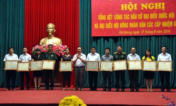 Chủ tịch UBND tỉnh - Chủ tịch UBBC của tỉnh Nguyễn Văn Sơn trao Bằng khen cho các tập thể.