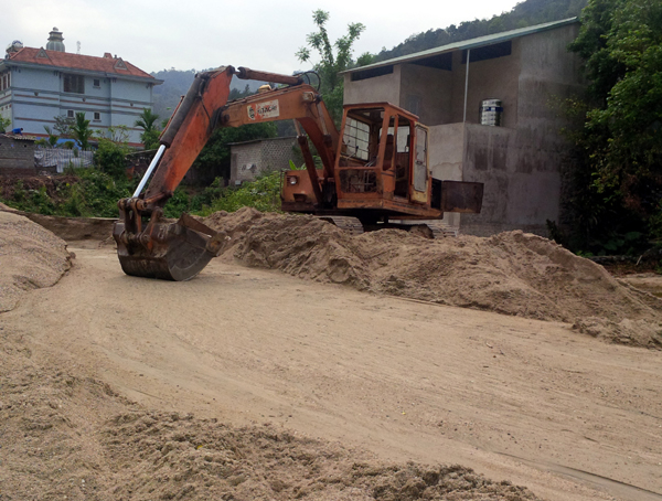Bãi cát do gia đình bà Trần Thị Trường tổ 13 thị trấn Vị Xuyên nắm giữ dù không phép nhưng vẫn tồn tại cả chục năm.