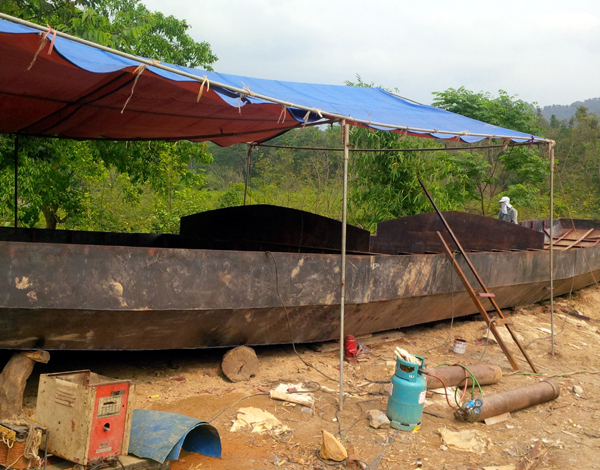Công ty TNHH Hùng Hiển tổ 13 thị trấn Vị Xuyên khai thác cát trái phép vẫn ngang nhiên đóng thuyền công suất lớn hút tài nguyên dưới lòng sông.