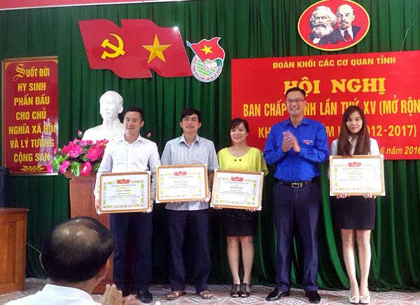 Lãnh đạo Tỉnh đoàn tặng Giấy khen cho các tập thể.