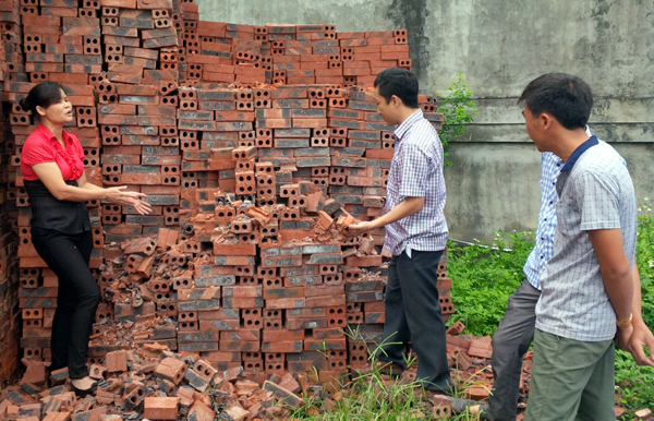 Sản phẩm loại A1 của Nhà máy gạch tuy - nen Vị Xuyên đang xếp tại bãi tập kết của Công ty TNHH Hoa Sơn chỉ va chạm nhẹ đã vỡ vụn.   