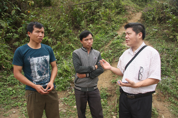 Phó Tổng biên tập Báo Hà Giang Sùng Mí Chứ tác nghiệp tại xã Minh Sơn, Bắc Mê.