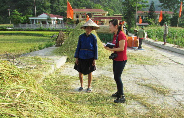 Phóng viên nữ Báo Hà Giang tác nghiệp tại cơ sở.