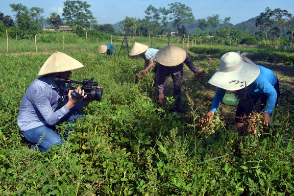 Thực tiễn cuộc sống là chất liệu quan trọng để phóng viên sáng tạo những tác phẩm mang hơi thở cuộc sống (Trong ảnh: Phóng viên Phòng Báo Điện tử (Báo Hà Giang) tác nghiệp tại cơ sở).