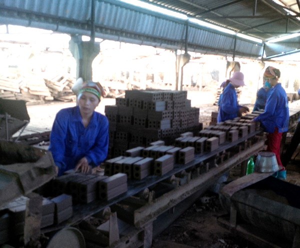 Sản xuất gạch tại Nhà máy gạch tuy - nen Vị Xuyên.    